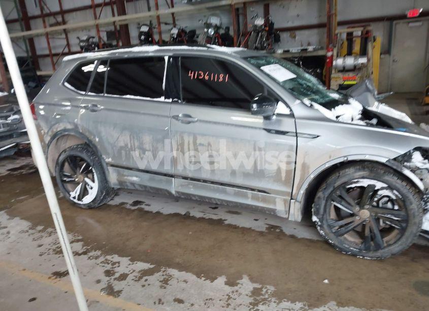 Photo 12 of 2023 Volkswagen Tiguan 2.0T SE R-LINE BLACK (VIN 3VV8B7AX8PM135480)