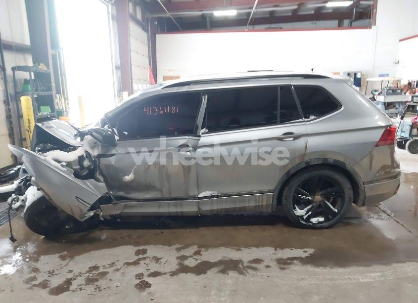 Photo 13 of 2023 Volkswagen Tiguan 2.0T SE R-LINE BLACK (VIN 3VV8B7AX8PM135480)