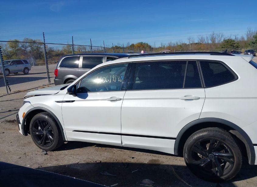 Photo 14 of 2023 Volkswagen Tiguan 2.0T SE R-LINE BLACK (VIN 3VV8B7AX9PM053631)