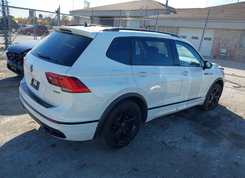 Photo 4 of 2023 Volkswagen Tiguan 2.0T SE R-LINE BLACK (VIN 3VV8B7AX9PM053631)