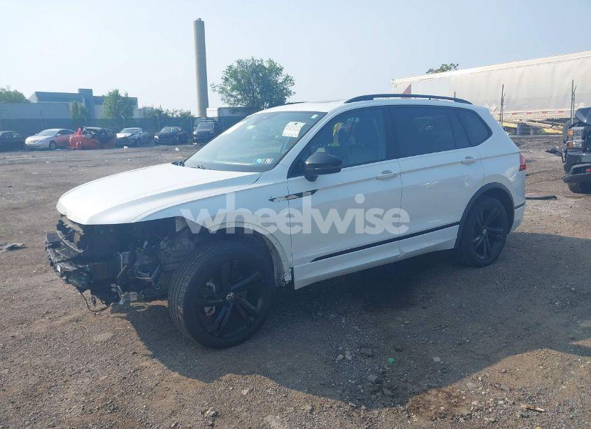 Photo 2 of 2023 Volkswagen Tiguan 2.0T SE R-LINE BLACK (VIN 3VV8B7AX9PM055640)