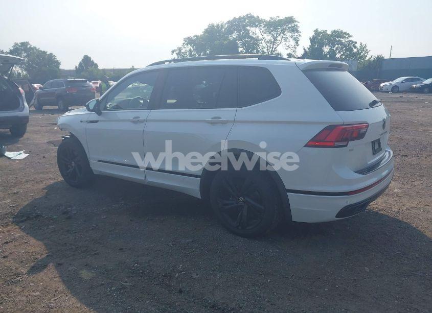 Photo 3 of 2023 Volkswagen Tiguan 2.0T SE R-LINE BLACK (VIN 3VV8B7AX9PM055640)