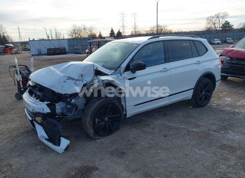 Photo 2 of 2023 Volkswagen Tiguan 2.0T SE R-LINE BLACK (VIN 3VV8B7AX9PM086225)