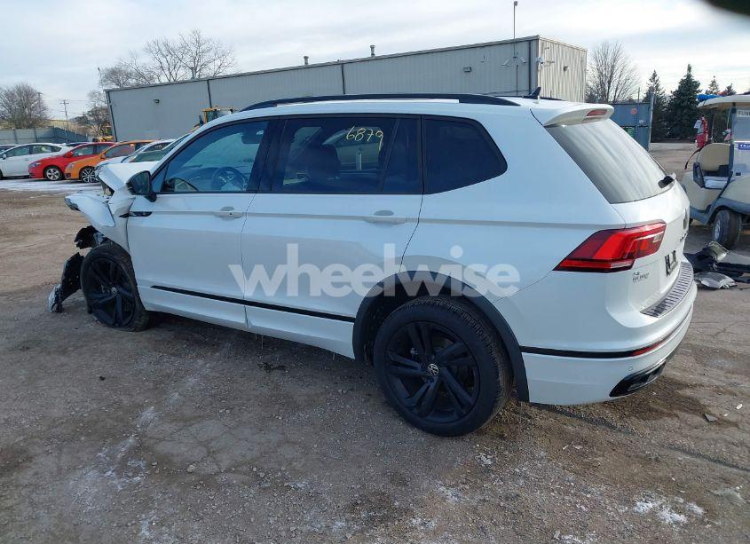 Photo 3 of 2023 Volkswagen Tiguan 2.0T SE R-LINE BLACK (VIN 3VV8B7AX9PM086225)