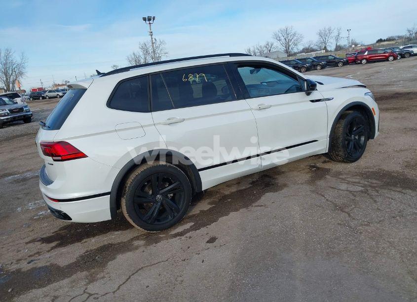 Photo 4 of 2023 Volkswagen Tiguan 2.0T SE R-LINE BLACK (VIN 3VV8B7AX9PM086225)