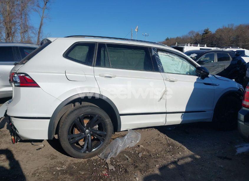 Photo 12 of 2024 Volkswagen Tiguan 2.0T SE R-LINE BLACK (VIN 3VV8B7AX9RM037707)