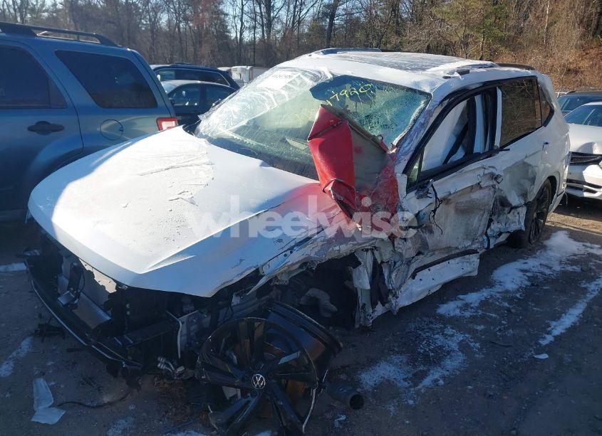 Photo 2 of 2024 Volkswagen Tiguan 2.0T SE R-LINE BLACK (VIN 3VV8B7AX9RM037707)