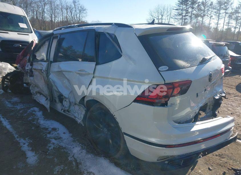 Photo 3 of 2024 Volkswagen Tiguan 2.0T SE R-LINE BLACK (VIN 3VV8B7AX9RM037707)