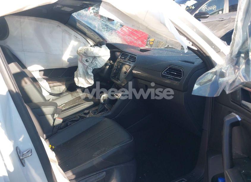 Photo 5 of 2024 Volkswagen Tiguan 2.0T SE R-LINE BLACK (VIN 3VV8B7AX9RM037707)