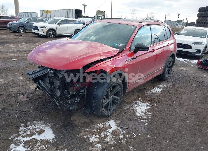 Photo 2 of 2024 Volkswagen Tiguan 2.0T SE R-LINE BLACK (VIN 3VV8B7AX9RM142327)