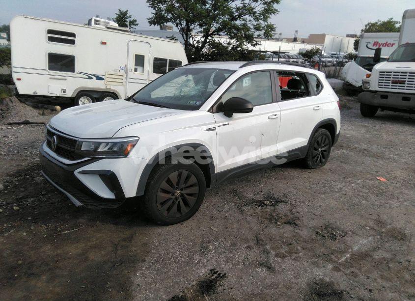 Photo 2 of 2022 Volkswagen Taos 1.5T S (VIN 3VVAX7B26NM078098)