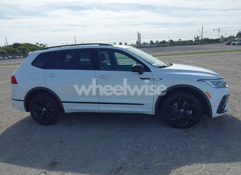 Photo 13 of 2023 Volkswagen Tiguan 2.0T SE R-LINE BLACK (VIN 3VVCB7AX0PM090710)
