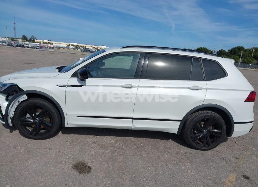 Photo 14 of 2023 Volkswagen Tiguan 2.0T SE R-LINE BLACK (VIN 3VVCB7AX0PM090710)