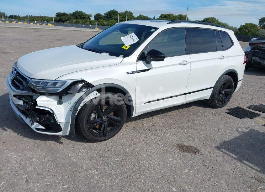 Photo 2 of 2023 Volkswagen Tiguan 2.0T SE R-LINE BLACK (VIN 3VVCB7AX0PM090710)
