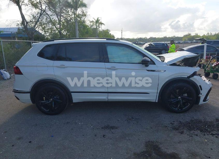 Photo 14 of 2023 Volkswagen Tiguan 2.0T SE R-LINE BLACK (VIN 3VVCB7AX0PM092375)