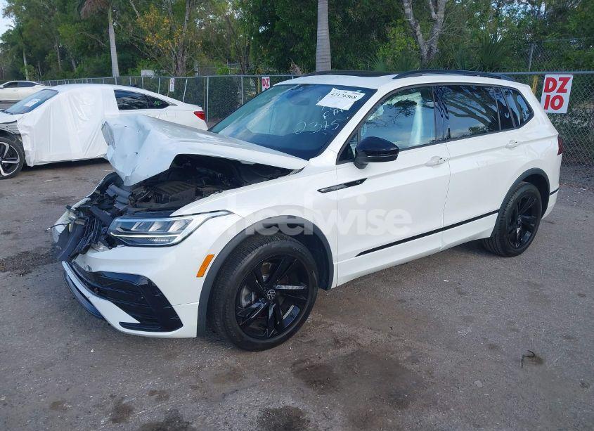 Photo 2 of 2023 Volkswagen Tiguan 2.0T SE R-LINE BLACK (VIN 3VVCB7AX0PM092375)