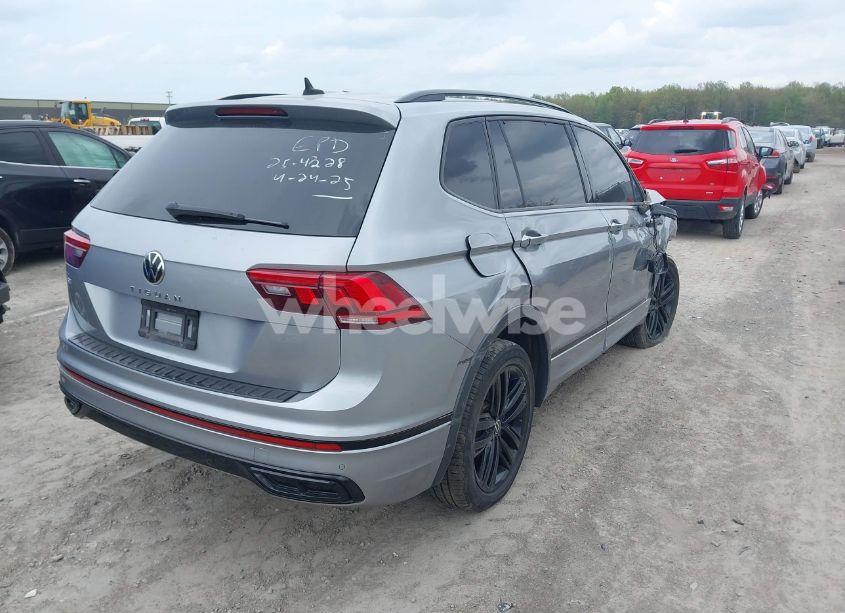 Photo 4 of 2022 Volkswagen Tiguan 2.0T SE R-LINE BLACK (VIN 3VVCB7AX1NM065960)