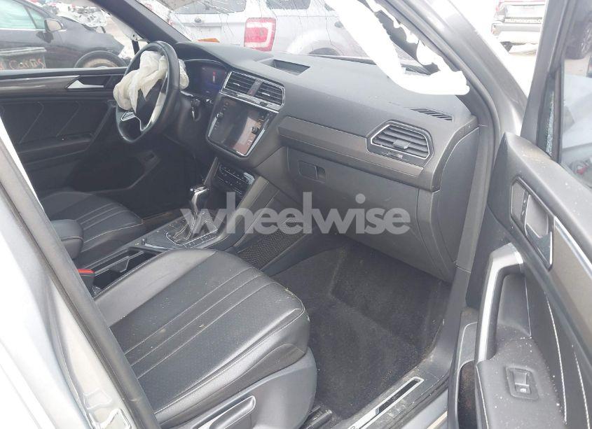 Photo 5 of 2022 Volkswagen Tiguan 2.0T SE R-LINE BLACK (VIN 3VVCB7AX1NM065960)