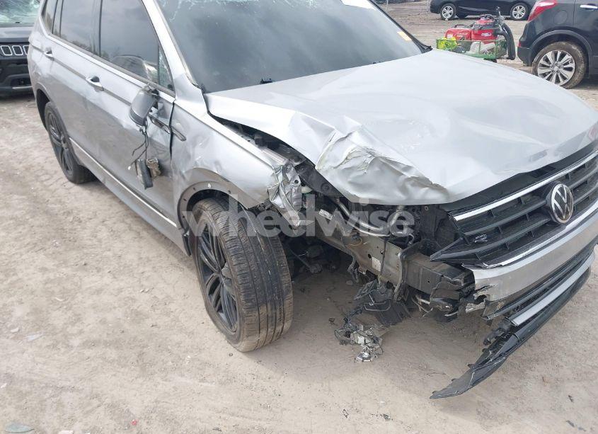 Photo 6 of 2022 Volkswagen Tiguan 2.0T SE R-LINE BLACK (VIN 3VVCB7AX1NM065960)