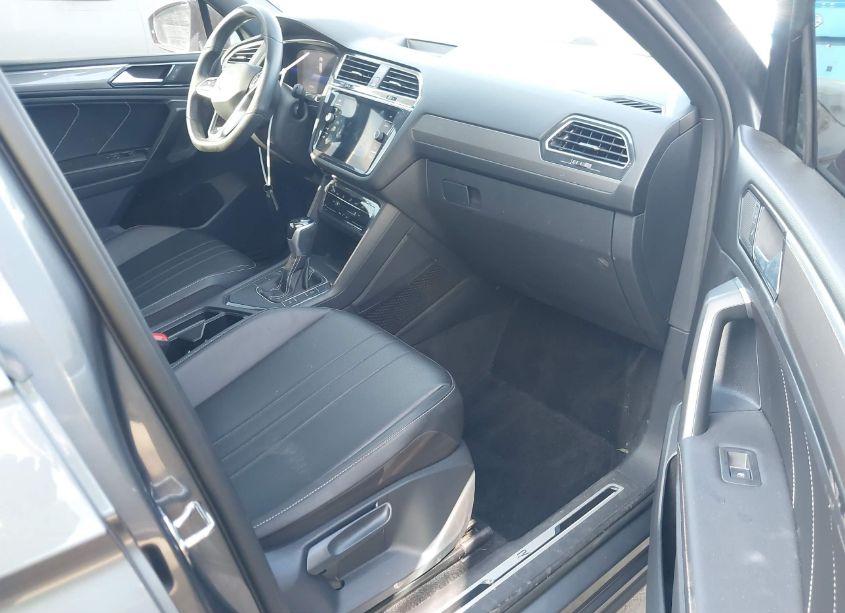 Photo 5 of 2022 Volkswagen Tiguan 2.0T SE R-LINE BLACK (VIN 3VVCB7AX1NM104434)