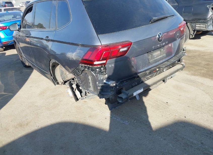 Photo 6 of 2022 Volkswagen Tiguan 2.0T SE R-LINE BLACK (VIN 3VVCB7AX1NM104434)