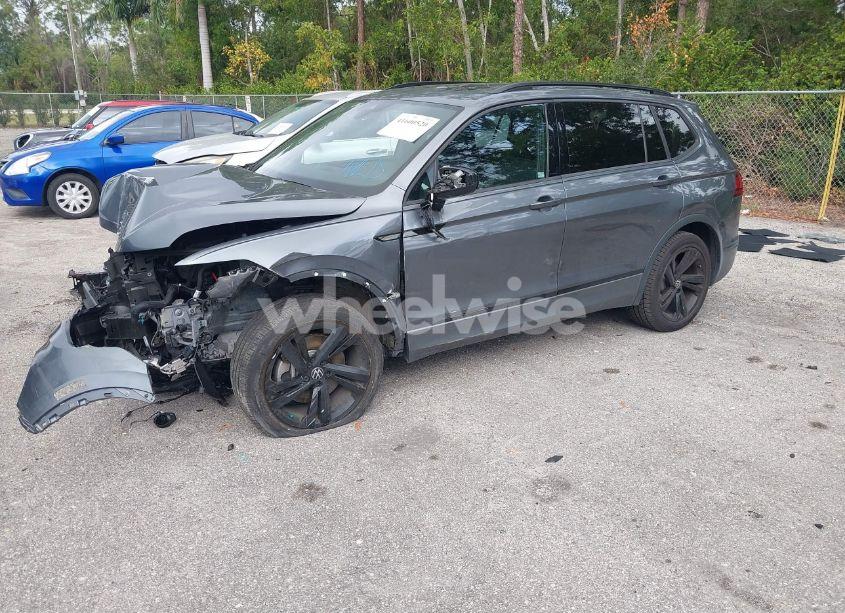 Photo 2 of 2023 Volkswagen Tiguan 2.0T SE R-LINE BLACK (VIN 3VVCB7AX1PM099075)