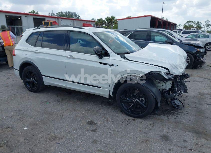 2024 Volkswagen Tiguan 2.0T SE R-LINE BLACK (VIN 3VVCB7AX1RM037369) main photo