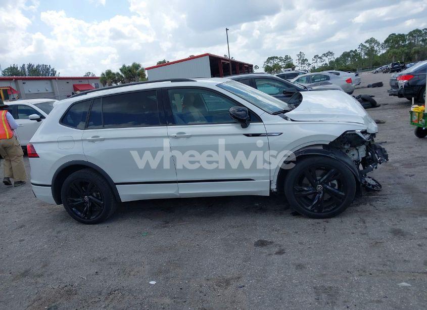 Photo 13 of 2024 Volkswagen Tiguan 2.0T SE R-LINE BLACK (VIN 3VVCB7AX1RM037369)