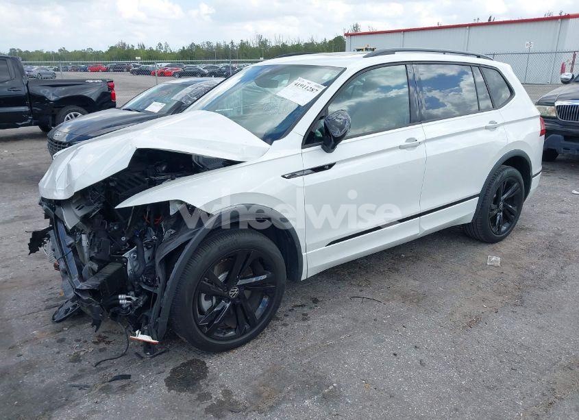 Photo 2 of 2024 Volkswagen Tiguan 2.0T SE R-LINE BLACK (VIN 3VVCB7AX1RM037369)