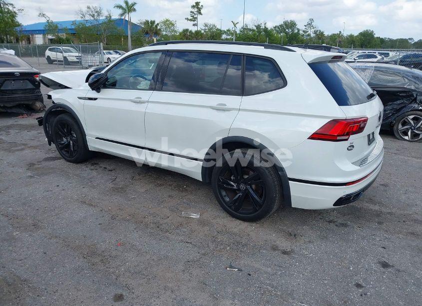 Photo 3 of 2024 Volkswagen Tiguan 2.0T SE R-LINE BLACK (VIN 3VVCB7AX1RM037369)