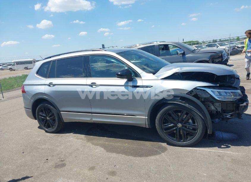 Photo 13 of 2022 Volkswagen Tiguan 2.0T SE R-LINE BLACK (VIN 3VVCB7AX2NM003645)