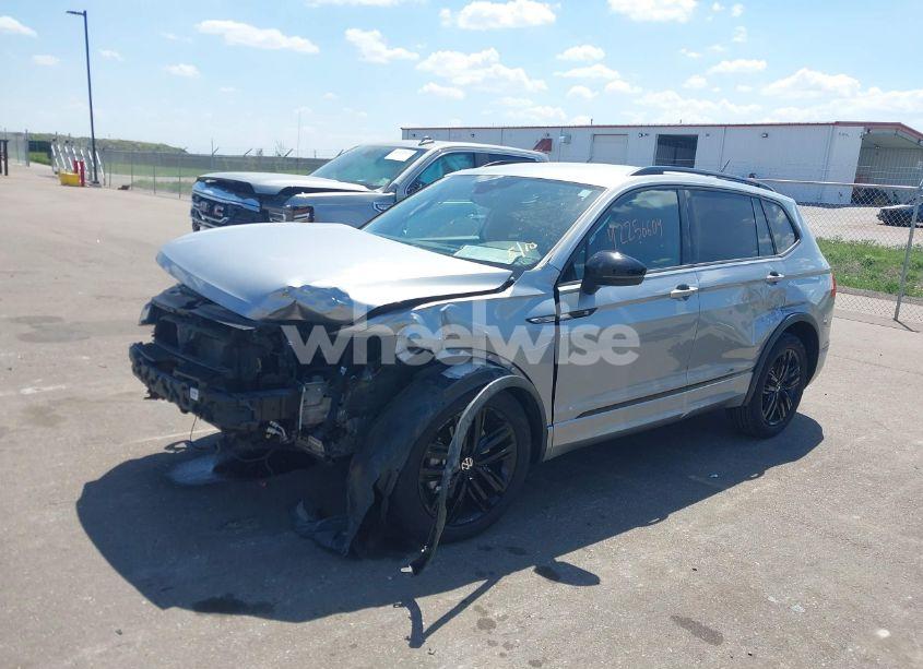 Photo 2 of 2022 Volkswagen Tiguan 2.0T SE R-LINE BLACK (VIN 3VVCB7AX2NM003645)