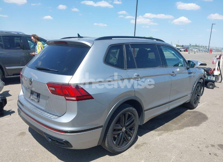 Photo 4 of 2022 Volkswagen Tiguan 2.0T SE R-LINE BLACK (VIN 3VVCB7AX2NM003645)