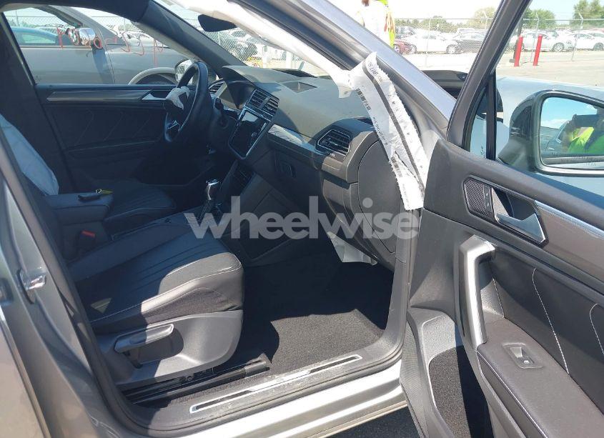 Photo 5 of 2022 Volkswagen Tiguan 2.0T SE R-LINE BLACK (VIN 3VVCB7AX2NM003645)