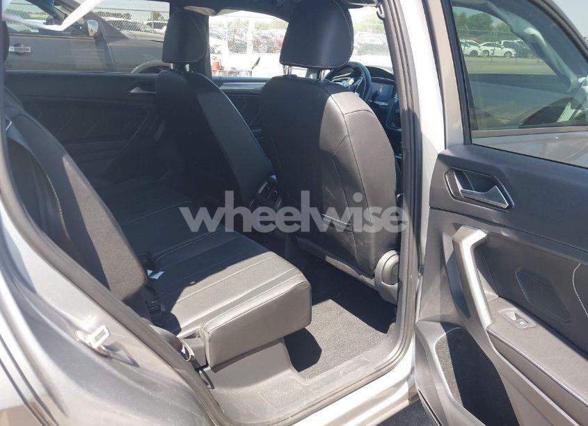 Photo 8 of 2022 Volkswagen Tiguan 2.0T SE R-LINE BLACK (VIN 3VVCB7AX2NM003645)