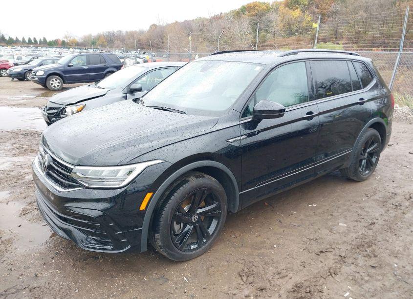 Photo 2 of 2023 Volkswagen Tiguan 2.0T SE R-LINE BLACK (VIN 3VVCB7AX2PM074606)