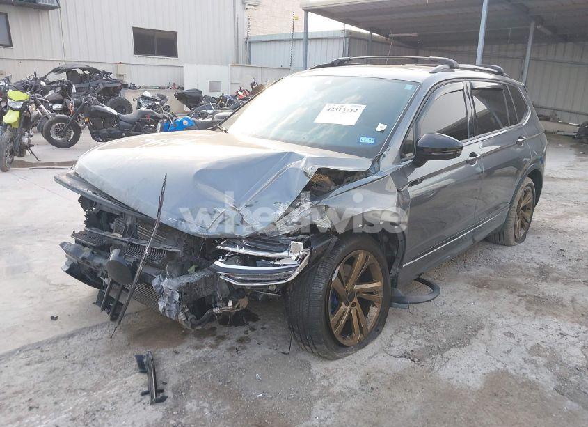 Photo 2 of 2023 Volkswagen Tiguan 2.0T SE R-LINE BLACK (VIN 3VVCB7AX2PM107104)