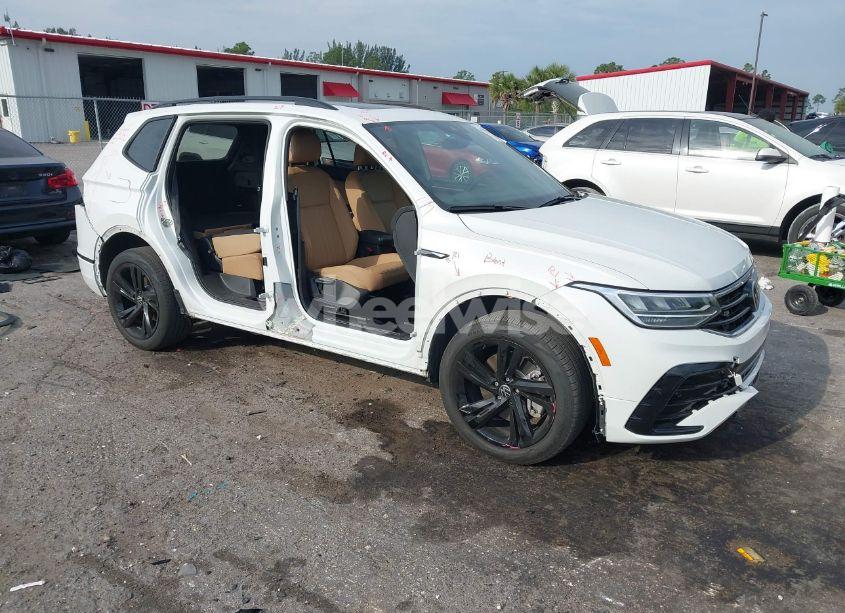 2023 Volkswagen Tiguan 2.0T SE R-LINE BLACK (VIN 3VVCB7AX2PM128289) main photo