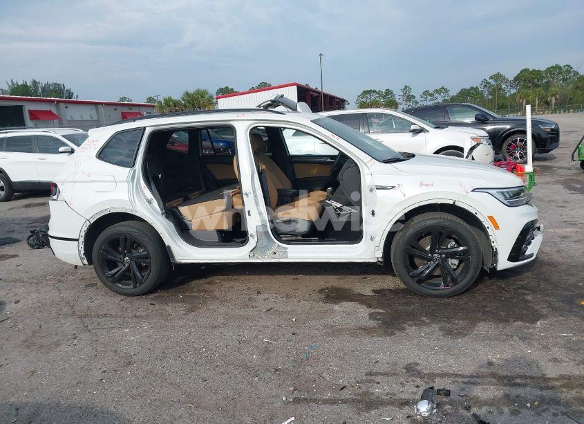 Photo 14 of 2023 Volkswagen Tiguan 2.0T SE R-LINE BLACK (VIN 3VVCB7AX2PM128289)