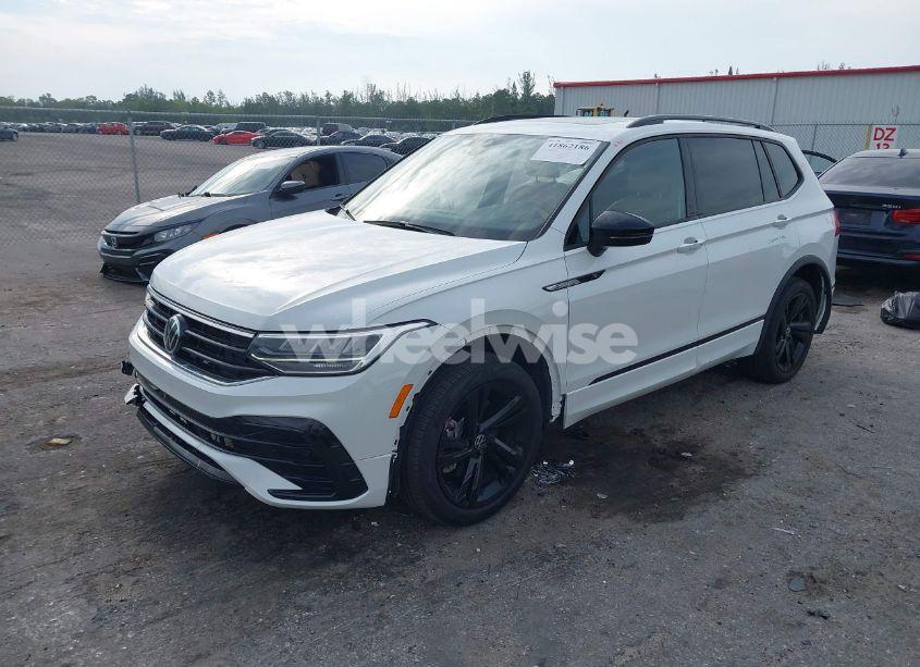 Photo 2 of 2023 Volkswagen Tiguan 2.0T SE R-LINE BLACK (VIN 3VVCB7AX2PM128289)
