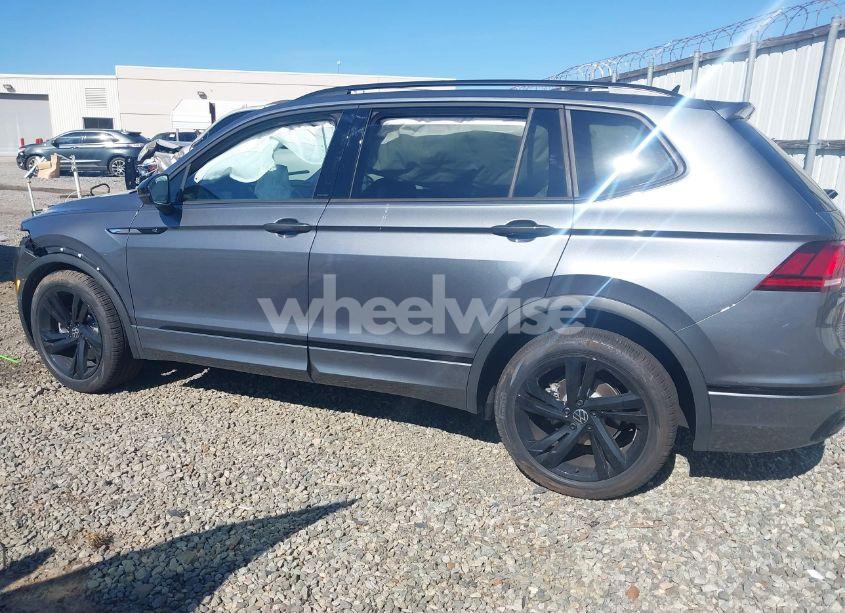 Photo 14 of 2024 Volkswagen Tiguan 2.0T SE R-LINE BLACK (VIN 3VVCB7AX2RM114556)