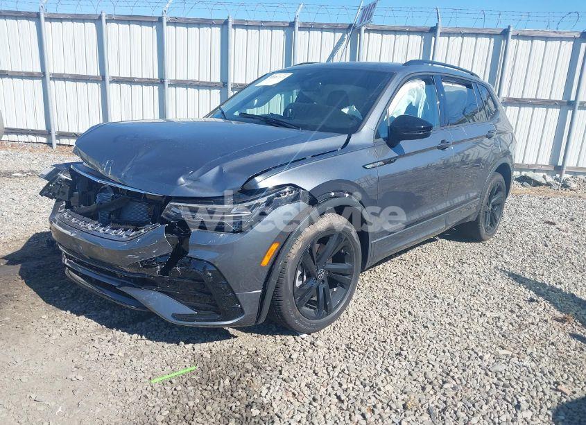 Photo 2 of 2024 Volkswagen Tiguan 2.0T SE R-LINE BLACK (VIN 3VVCB7AX2RM114556)
