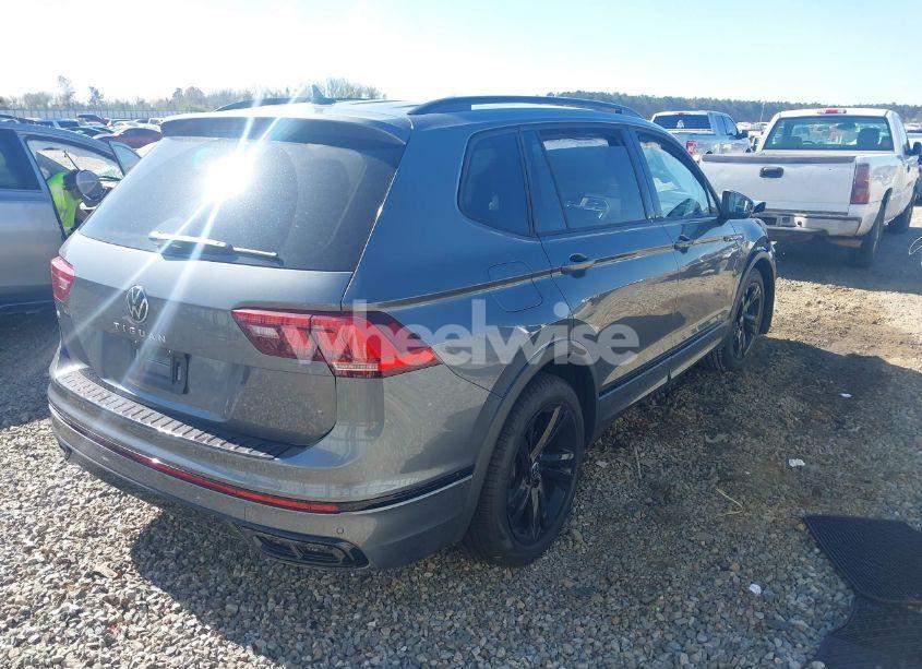 Photo 4 of 2024 Volkswagen Tiguan 2.0T SE R-LINE BLACK (VIN 3VVCB7AX2RM114556)