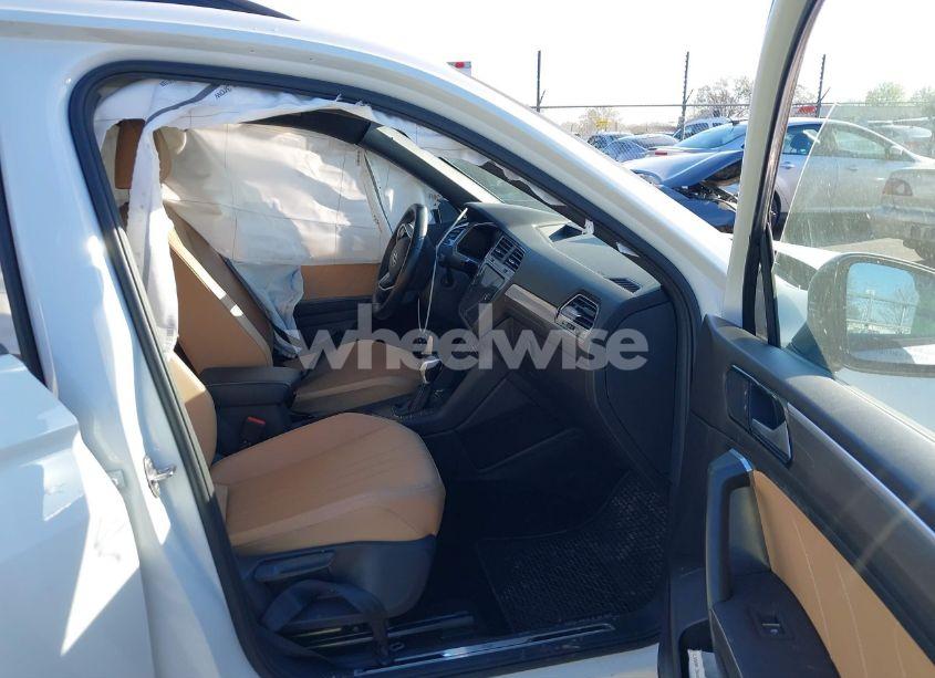 Photo 5 of 2022 Volkswagen Tiguan 2.0T SE R-LINE BLACK (VIN 3VVCB7AX3NM009759)