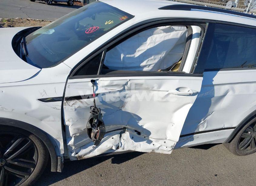 Photo 6 of 2022 Volkswagen Tiguan 2.0T SE R-LINE BLACK (VIN 3VVCB7AX3NM009759)