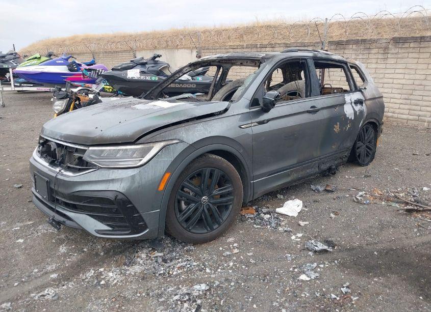 Photo 2 of 2022 Volkswagen Tiguan 2.0T SE R-LINE BLACK (VIN 3VVCB7AX4NM110373)