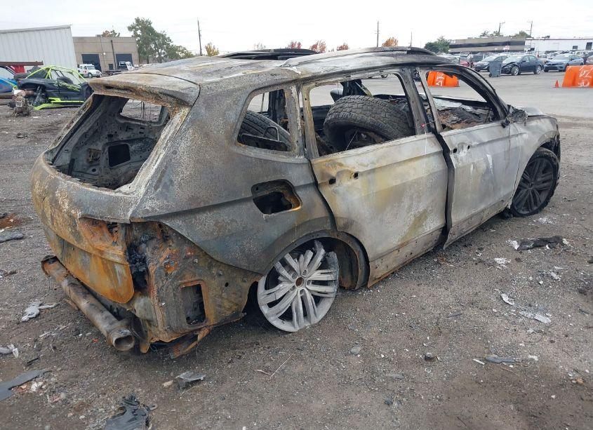 Photo 4 of 2022 Volkswagen Tiguan 2.0T SE R-LINE BLACK (VIN 3VVCB7AX4NM110373)