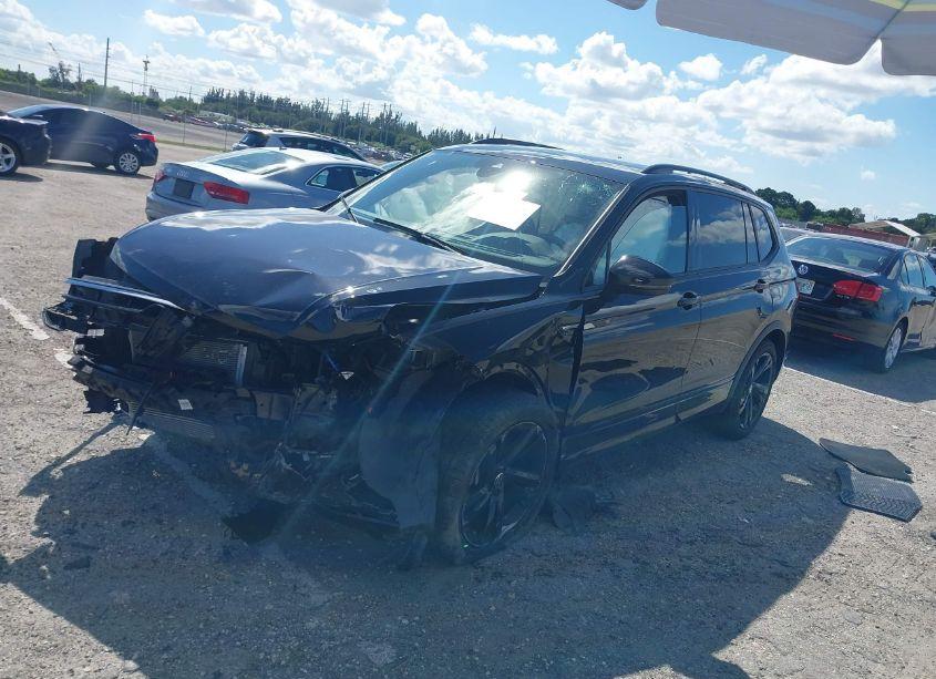 Photo 2 of 2023 Volkswagen Tiguan 2.0T SE R-LINE BLACK (VIN 3VVCB7AX4PM082657)