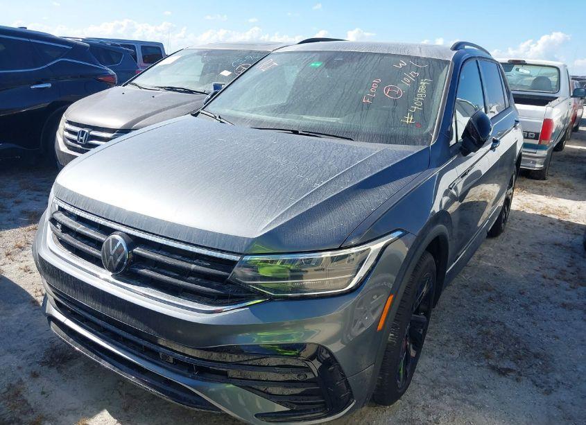 Photo 2 of 2023 Volkswagen Tiguan 2.0T SE R-LINE BLACK (VIN 3VVCB7AX6PM120535)