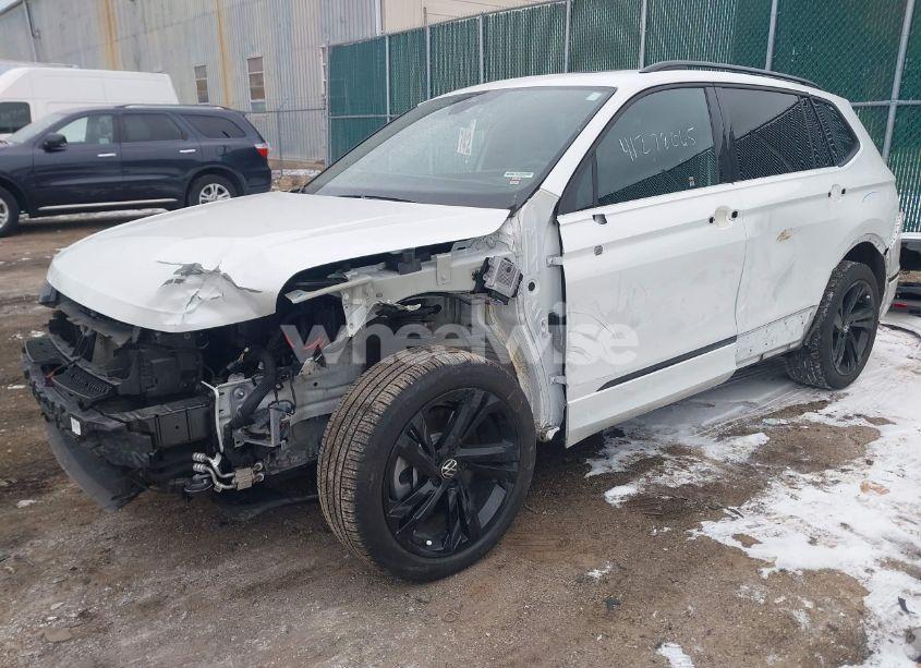 Photo 2 of 2023 Volkswagen Tiguan 2.0T SE R-LINE BLACK (VIN 3VVCB7AX6PM132085)